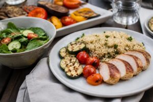 Völlegefühl nach dem Grillen: Mit diesem einfachen Teller-Trick bleibt das Essen leichter